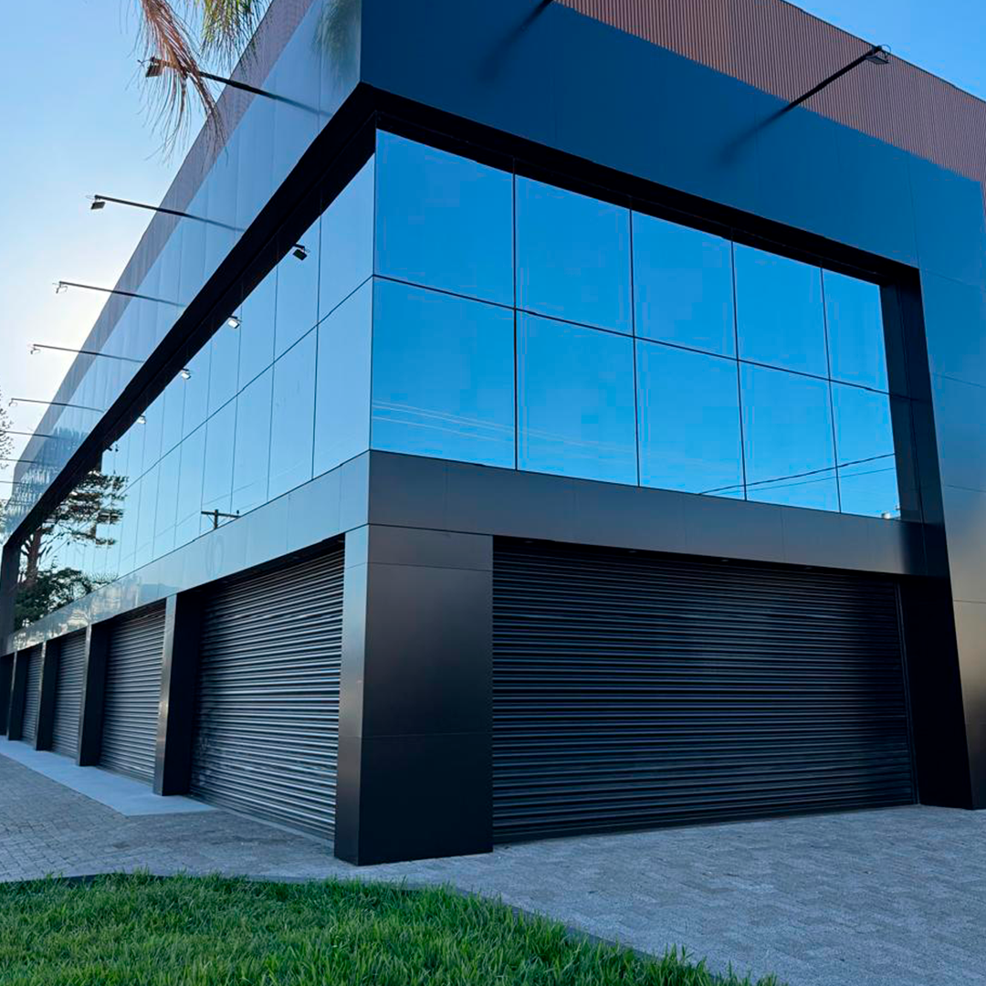 Cortina de enrolar automatizada fechada